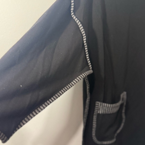 BYJJ Women’s Black Tunic Top Size Medium Exposed Seam Pocket Long Sleeve - Picture 2 of 7